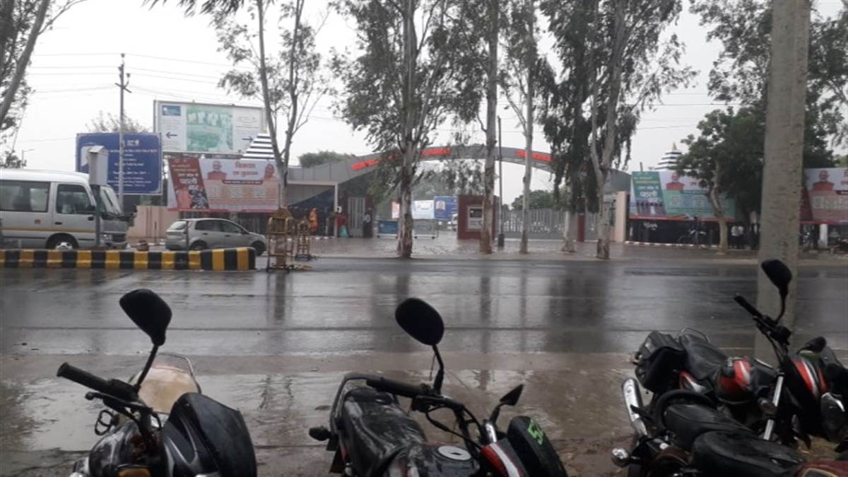 Weather in Agra Today: आगरा के पास फिरोजाबाद में सुबह तूफान के साथ बारिश शुरू हो चुकी है।