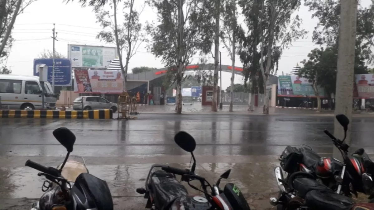 Agra Weather Update: 100 किमी की रफ्तार से तूफानी हवाएं, आगरा में आज होगी गरज के साथ बारिश