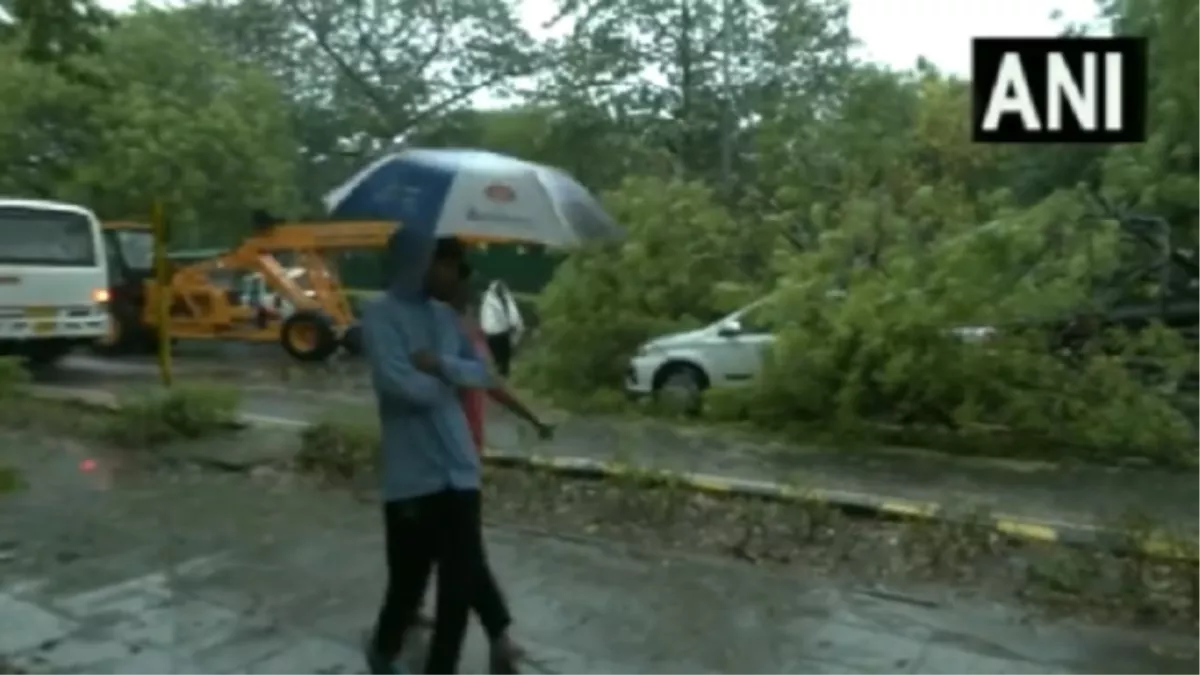 Weather Update: दिल्ली-NCR में तेज हवा के साथ बारिश, यूपी-बिहार सहित इन राज्यों में अलर्ट जारी, जानें- मौसम का ताजा अपडेट