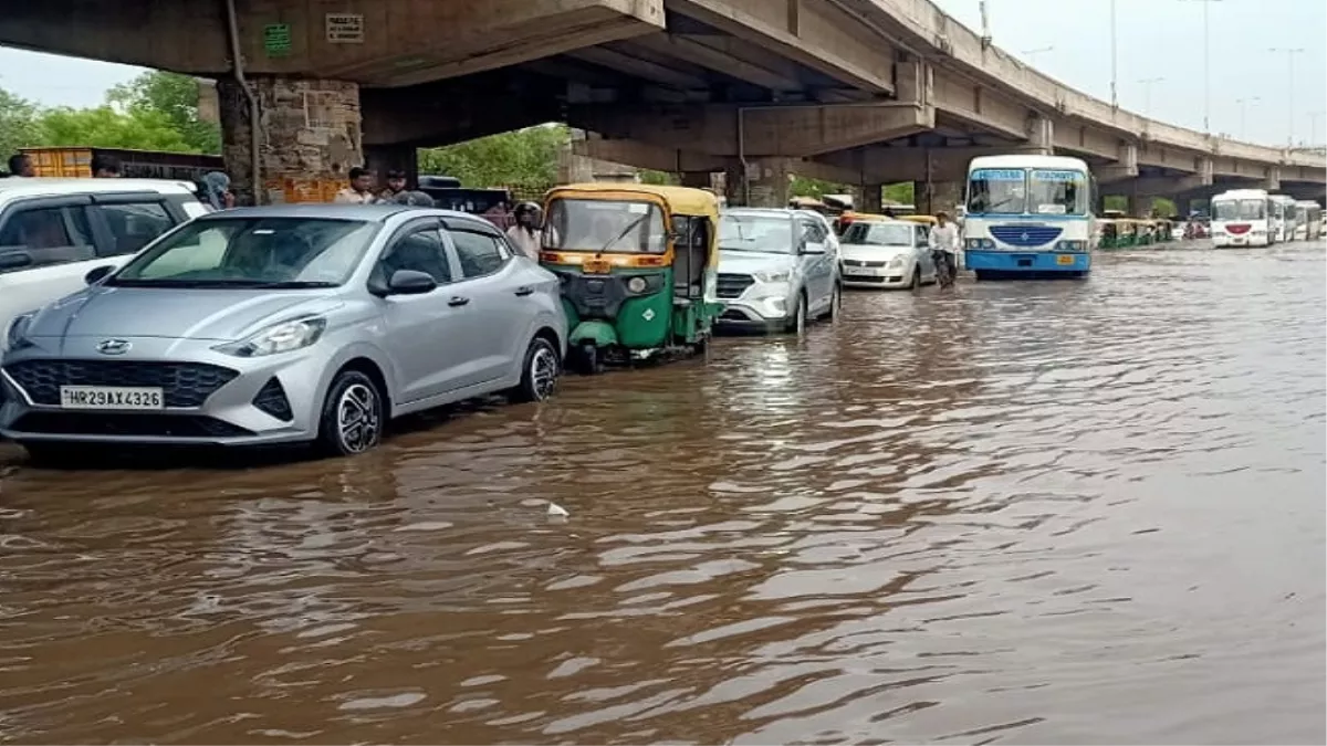 Monsoon Rain News Update: जरा सी बारिश में 'डूबा' दिल्ली-एनसीआर, मानसून से पहले सामने आई डराने वाली तस्वीरें