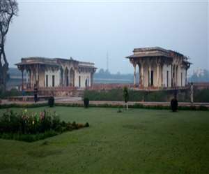 यमुना किनारे आगरा में बाबर द्वारा बनवाया गया रामबाग।