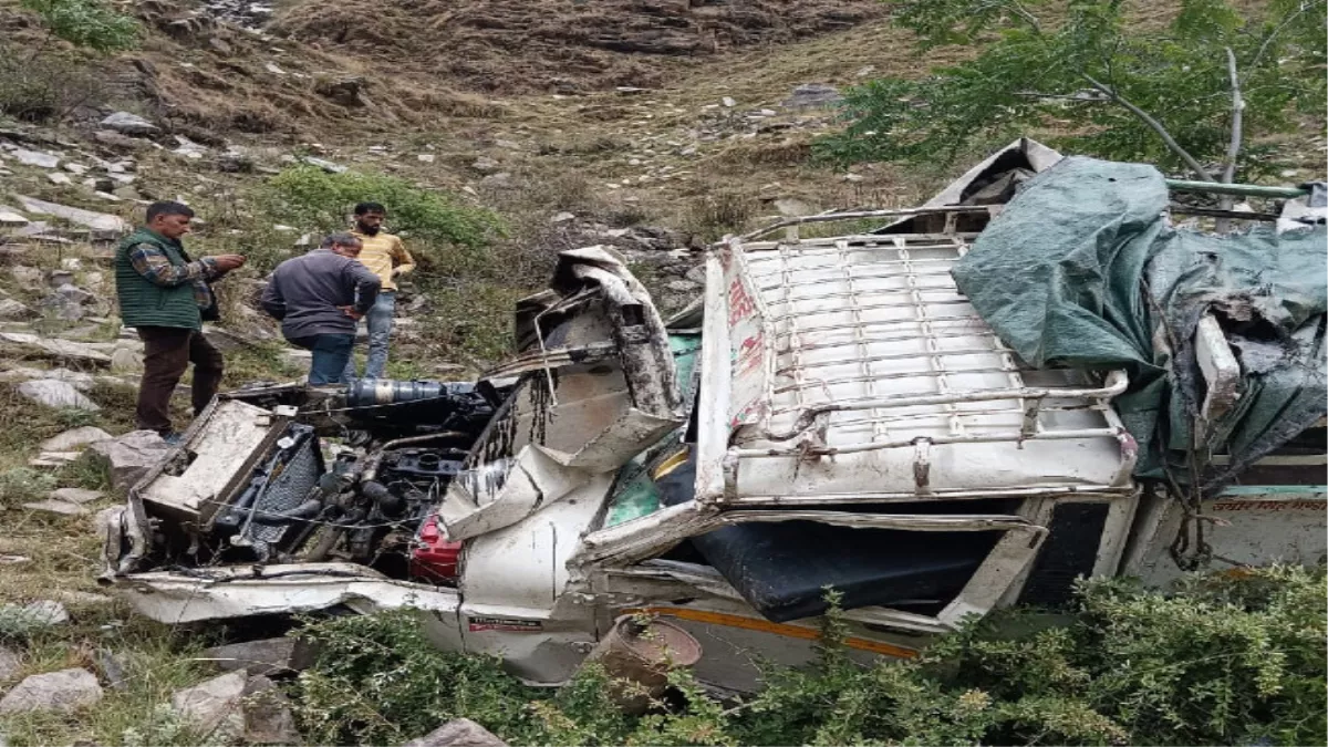 Shimla Road Accident: शिमला के चौपाल में पिकअप जीप खाई में गिरी, एक की मौत व दो की हालत गंभीर
