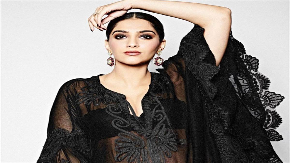 sonam kapoor baby bump photos goes viral on social media fans spotted majnu bhai painting in the back ground give funny reactions
