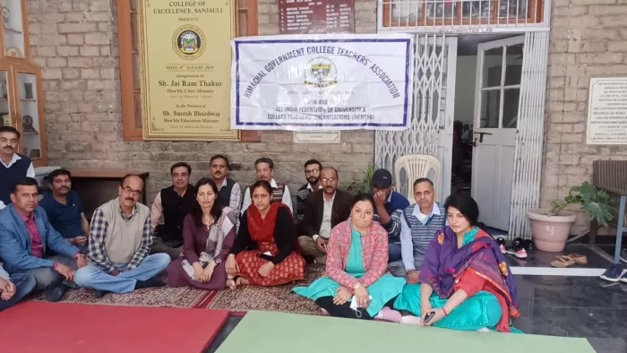 हिमाचल प्रदेश यूनिवर्सिटी से मान्यता प्राप्त लगभग 135 कालेज प्रोफेसरों ने शुरू की हड़ताल