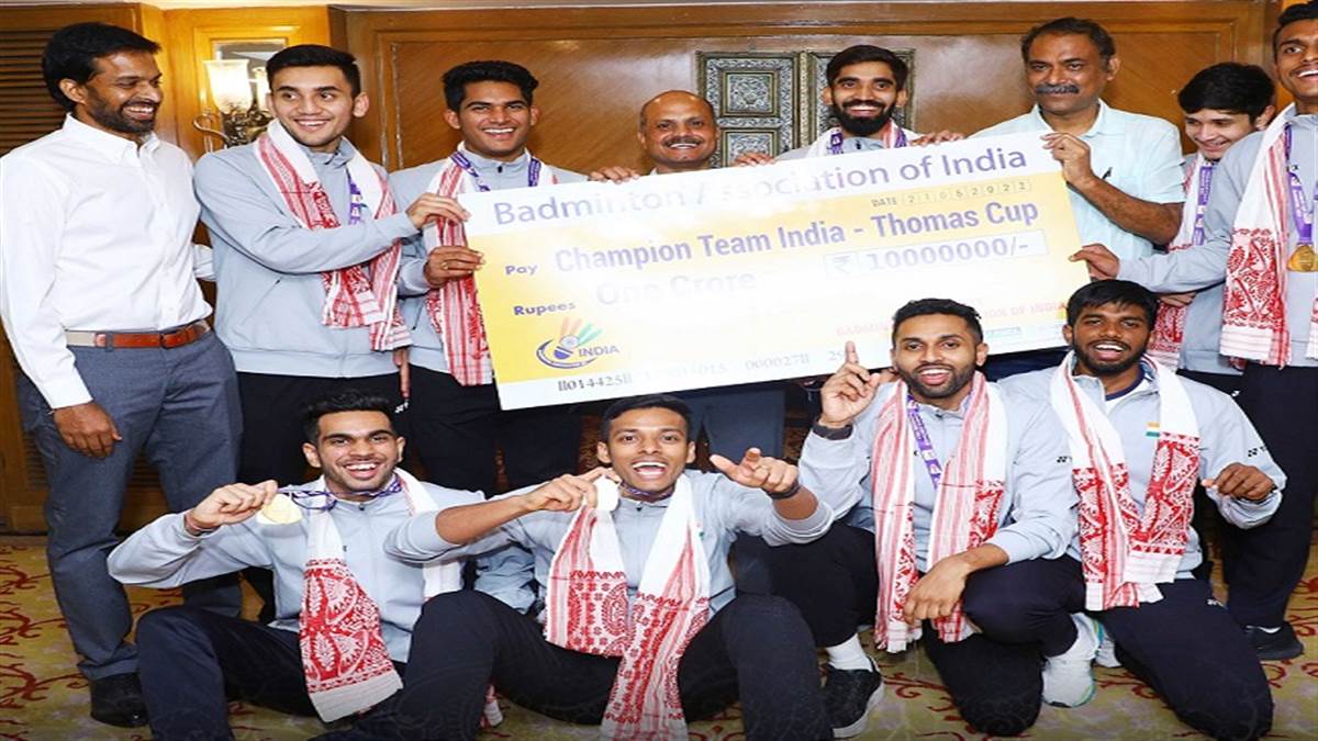कैश प्राइज के साथ भारतीय बैडमिंटन टीम (फोटो क्रेडिट ट्विटर)