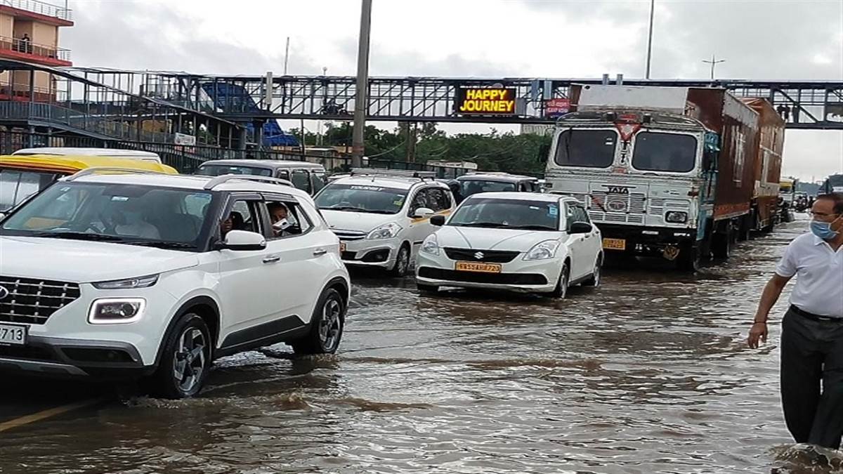 Delhi Traffic News: दिल्ली एनसीआर के लोगों के लिए बारिश बनी आफत, सड़कों पर भरा पानी