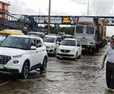 Delhi Traffic News: दिल्ली एनसीआर के लोगों के लिए बारिश बनी आफत, सड़कों पर भरा पानी