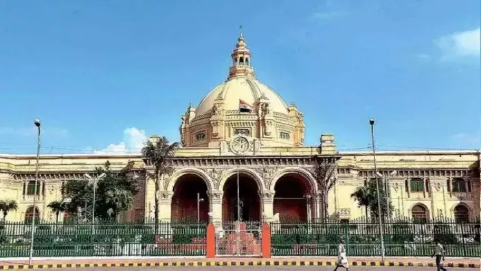 विधानसभा की बिजली जाने पर तीन अभियंताओं को देर शाम निलंबित कर दिया गया।