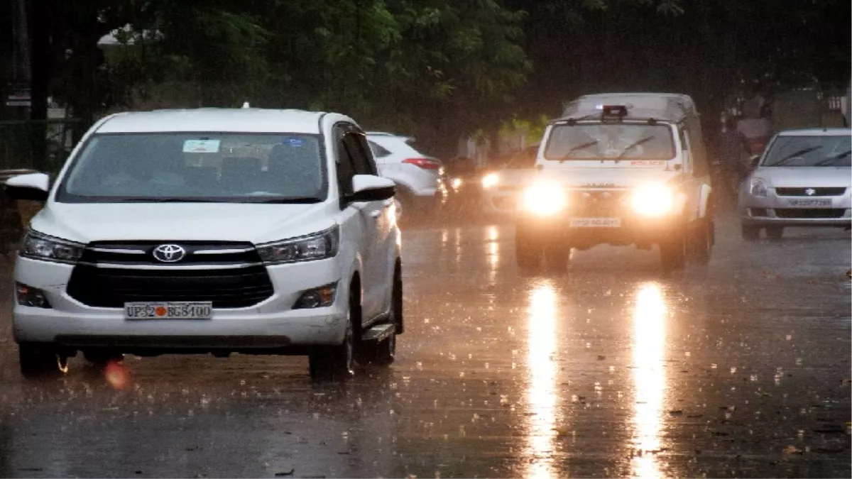 UP Weather Update: यूपी के कई जिलों में तेज आंधी के साथ बारिश ने ढाया कहर, 21 लोगों की गई जान
