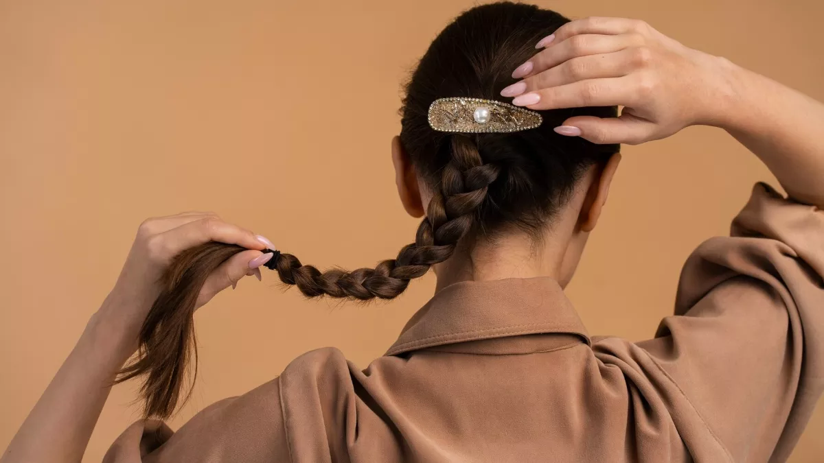 Hair Accessories: हेयर एक्सेसरीज़, जो बालों की खूबसूरती बढ़ाने के साथ मिनटों में बदल सकती हैं आपका लुक