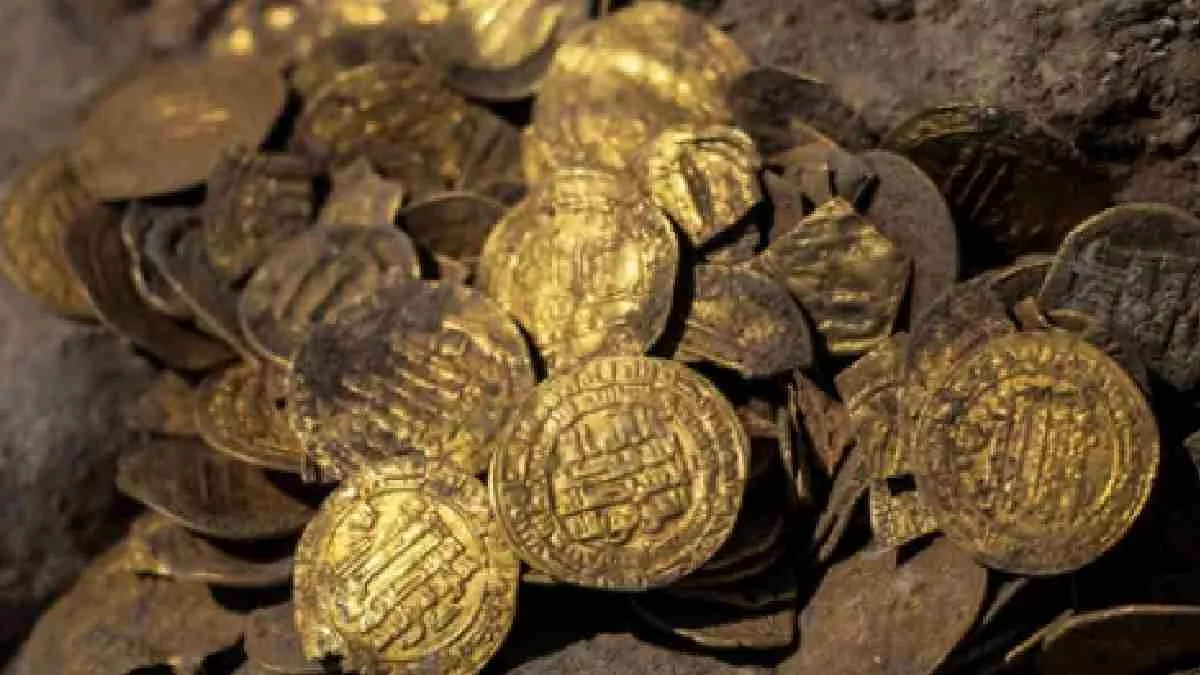 Saharanpur: सती मंदिर की खाेदाई में निकला खजाना, मुगलकालीन सिक्के देख फटी रह गई आंखें; लोग हैरान