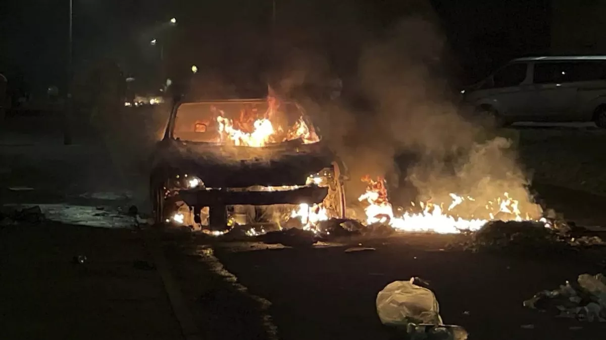 वेल्स की राजधानी कार्डिफ में कारों में लगाई गई आग और पुलिस पर हुआ पथराव, बड़े पैमाने पर फैली अव्यवस्था