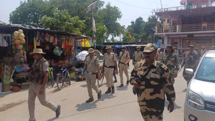 फ्लैग मार्च करते अर्द्धसैनिक बल। फोटो- जागरण