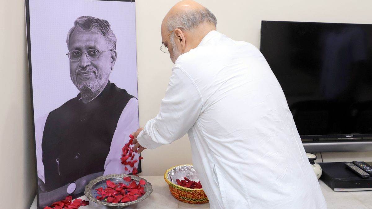 https://www.jagranimages.com/images/newimg/23052024/23_05_2024-amit_shah_paying_tribute_to_sushil_modi_23723983_21474766.jpg