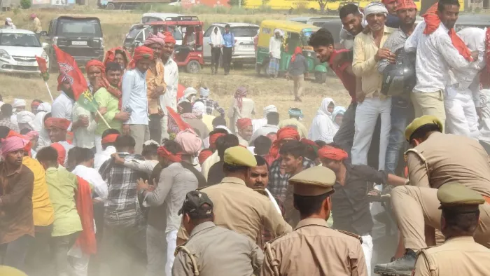 बैठौली बाईपास के समीप जनसभा में भगदड़ कर रहे सपा कार्यकर्ताओं को खदेड़ती पुलिस।