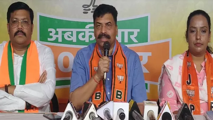 मीडिया सेंटर रांची में प्रदेश प्रवक्ता अरुण उरांव प्रेस कॉन्फ्रेंस करते हुए