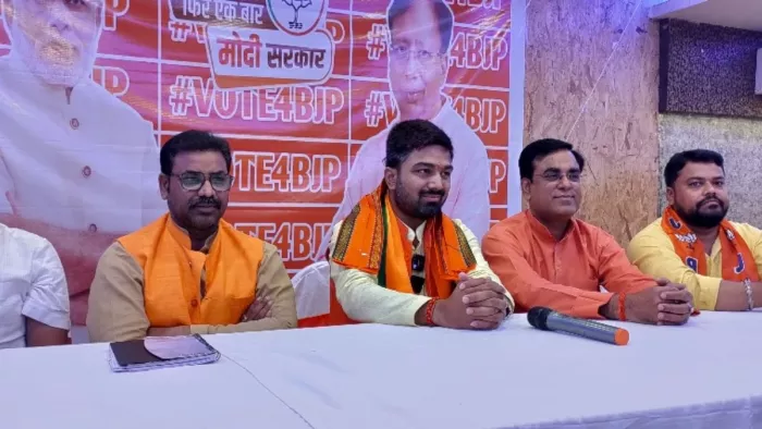 बेतिया में मनीष कश्यप, मीडिया को किया संबोधित। फोटो- जागरण