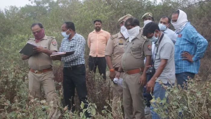 चितईपुरा थाना अंतर्गत आदित्य नगर पोखरा में शव मिलने के बाद जांच करते पुलिसकर्मी व फॉरेंसिक टीम । जागरण