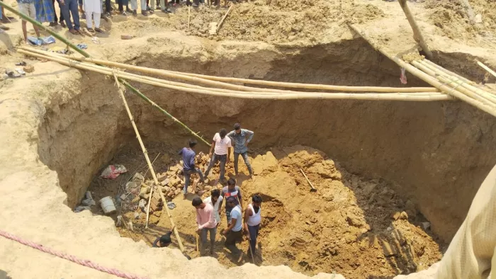 लोहरदगा में मनरेगा सिंचाई कूप धंसने से चार मजदूर दबे, राहत एवं बचाव कार्य शुरू