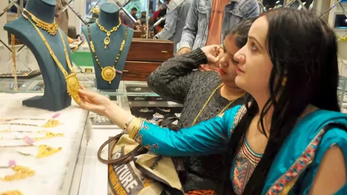 चांदी की तेजी को विराम, धराशायी हुए दाम; सोना भी हुआ सस्ता (फाइल फोटो)