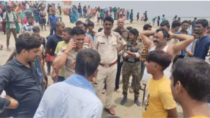 घटनास्थल पर जुटी लोगों की भीड़। (जागरण)