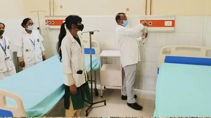 जिला अस्पताल में बने कोरोना यूनिट में बेड टू बेड ऑक्सीजन सप्लाई की जांच करते सीएमएस डॉ. एसके यादव।