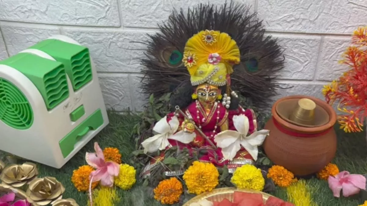 Dhanbad News: भीषण गर्मी में कहीं भगवान न पड़ जाएं बीमार! भक्तों ने किया ये अनूठा इंतजाम