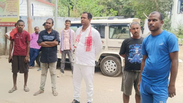 अस्पताल के बाहर जुटी लोगों की भीड़। (जागरण)