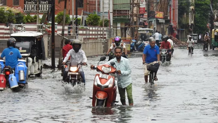 गोरखपुर में बारिश के बाद विजय चौक पर जलजमाव। जागरण