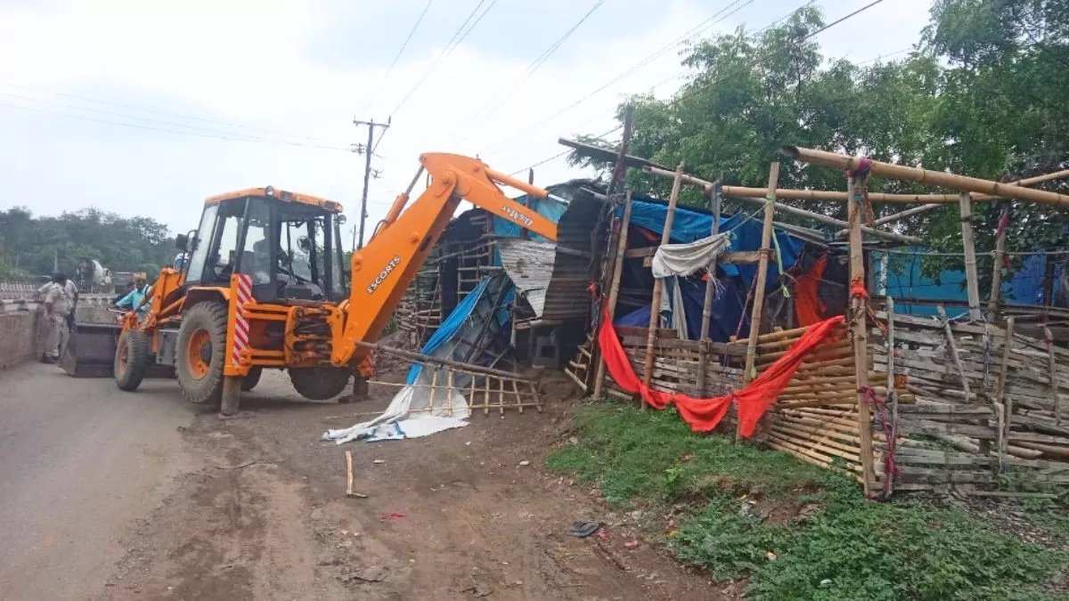 Jamshedpur: औद्योगिक क्षेत्र के लार्ज सेक्टर में अचानक चलने लगा बुलडोजर, 2 दर्जन दुकानों को किया गया ध्वस्त