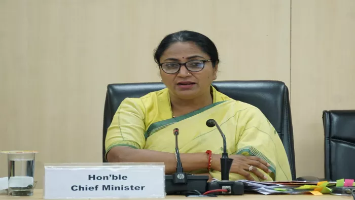 सीएम रेखा गुप्ता ने कहा, नगर निगम के नालों से 19,892.38 टन गाद निकाली गई।
