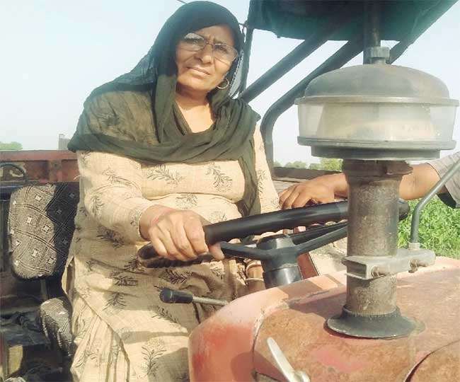 'ट्रैक्टर वाली' सरपंच: सिर पर चुन्नी बांध कर खेतों की करती हैं जुताई, गांव का भी पूरा ध्यान