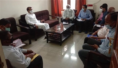 up minister angry over electricity connection bribe in amethi