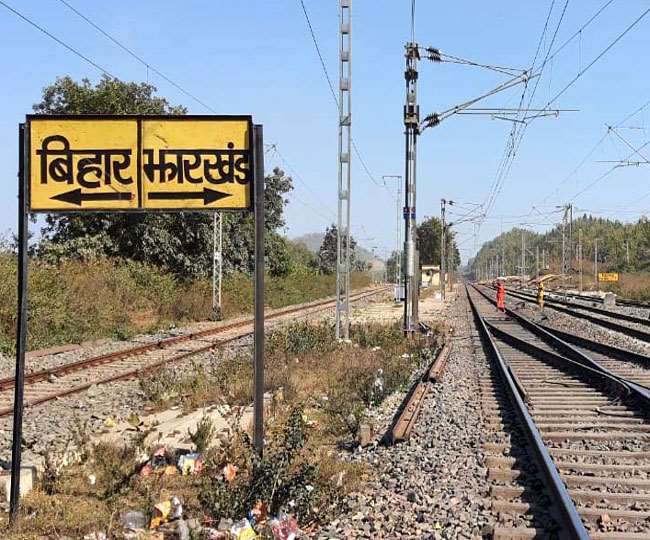 Jharkhand Koderma News, Railway Updates दोनों लाइन के बीच सीमा का बोर्ड गड़ा हुआ है।