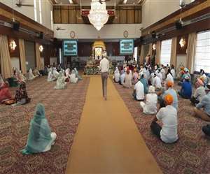 चंडीगढ़ सेक्टर-8 स्थित गुरुद्वारा में अयोजित मिल्खा सिंह और निर्मल मिल्खा सिंह अंतिम अरदास कार्यक्रम में पहुंचे लोग।