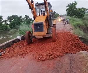 पश्चिम चंपारण के विभन्न क्षेत्रों में बाढ़ से क्षतिग्रस्त सड़कों की मरम्मत का चला अभियान।