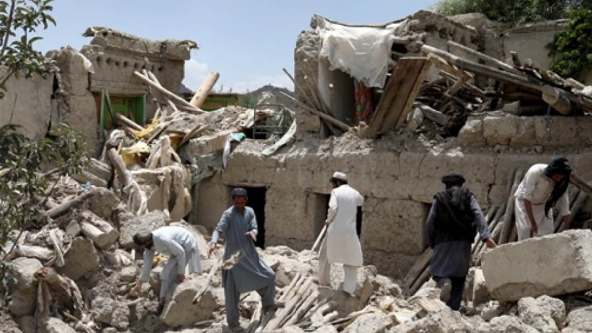 अफगानिस्‍तान में मलबों में अभी भी काफी लोगों के दबे होने की आशंका है।
