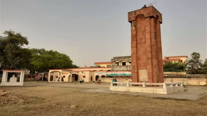 एशिया के बड़ी आबादी के गांव गाजीपुर के गहमर में शहीद स्तंभ।