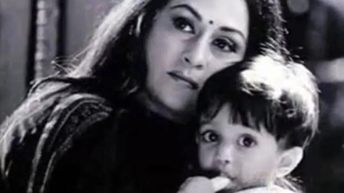 Viral Photo : जया बच्चन की गोद में बैठे इस बच्चे को अगर आपने पहचान लिया तो आप हैं असली फिल्म चैंपियन