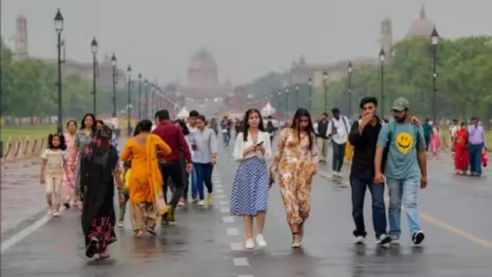 Weather Update: दिल्ली में जारी रहेगा अभी हल्की वर्षा का दौर, हवा भी हुई साफ-सुथरी