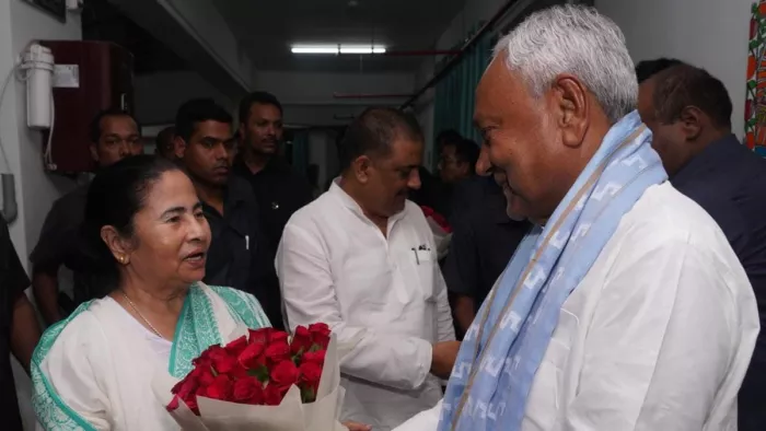 विपक्षी दलों की महाबैठक के लिए सीएम आवास पर नीतीश कुमार से मुलाकात करती ममता बनर्जी।