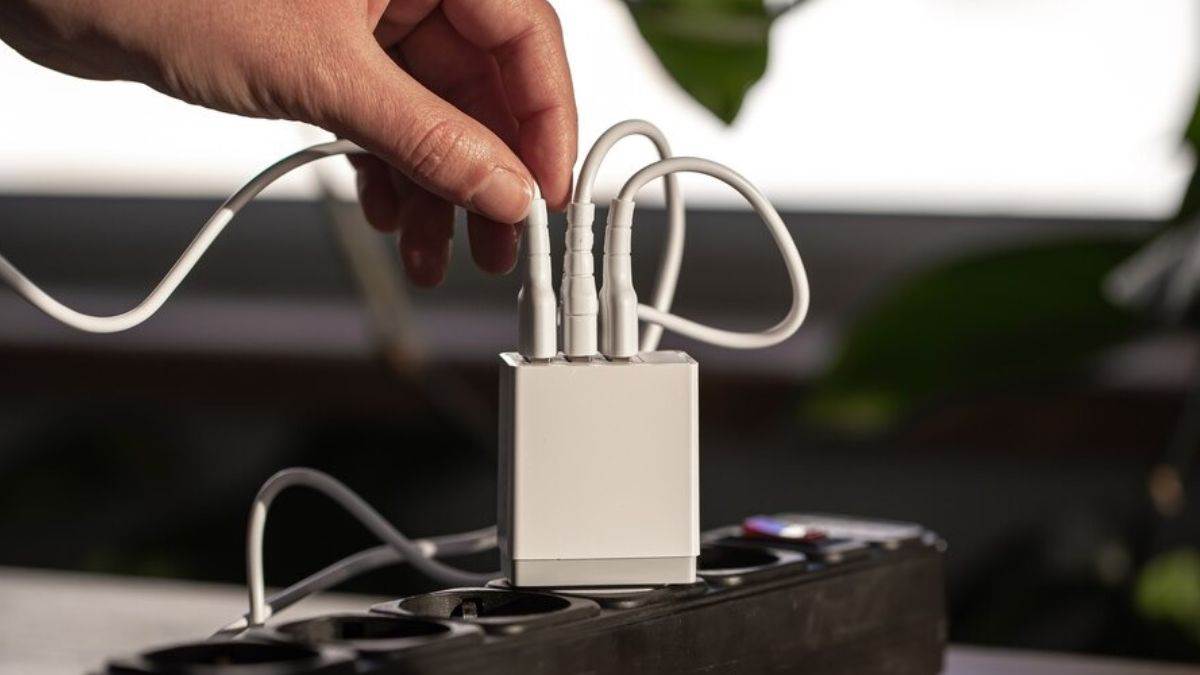 Charging Mistakes बिजली बोर्ड में चार्जर लगा छोड़ना पड़ सकता है भारी