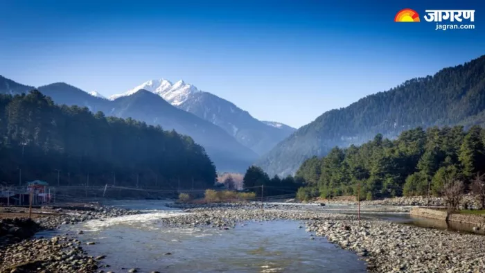 हिमाचल प्रदेश की खूबसूरत जगह है चुराह वैली (Pic credit- freepik)
