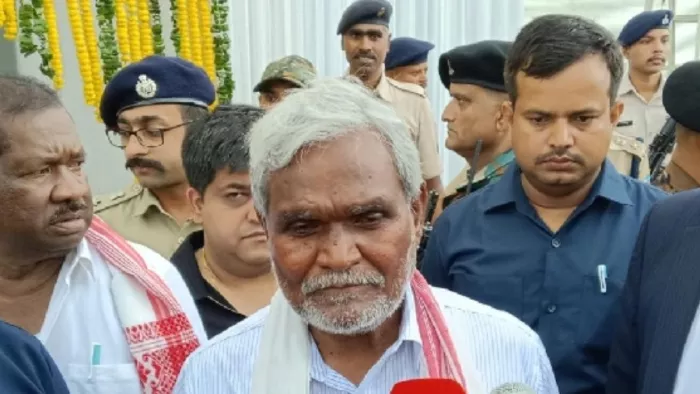 मउभंडार में पत्रकारों से बात करते मुख्यमंत्री चम्पाई सोरेन