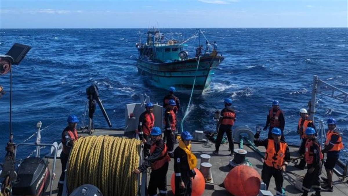 sri lanka navy arrests 22 tamil nadu fishermen near neduntheevu