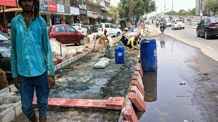 फरीदाबाद में जहां स्लिप रोड प्रस्तावित है, वहां अब फुटपाथ बनाया जा रहा है। (जागरण फोटो)