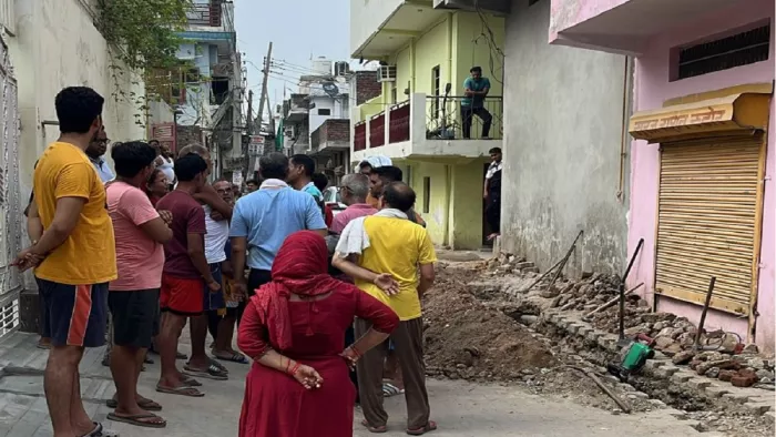 पुलिस ने मौके पर पहुंच कर युवती के शव को गड्ढे से बाहर निकाला। (जागरण फोटो)