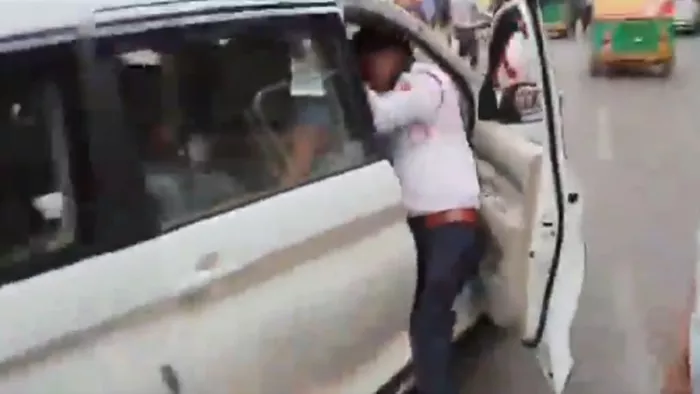 कार चालक को रोकना चाहा तो ट्रैफिक पुलिस के एएसआई को घसीट कर ले जाने का आरोप।