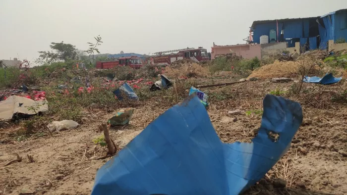 धमाके के बाद फैक्ट्री से दूर जाकर गिरा मलबा।