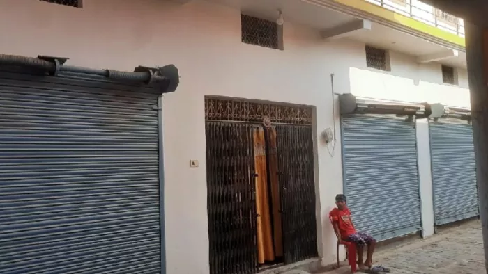 कुशीनगर में पकड़े गए युवक का मकान। जागरण